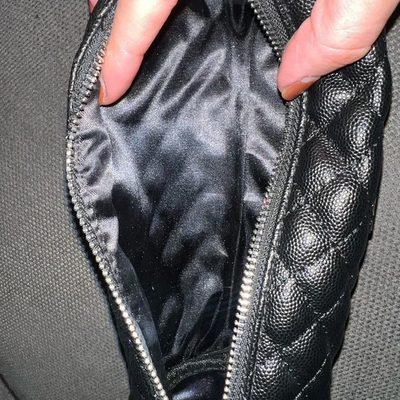 IT COSMETICS makeup bag (like new) - Picture 4 of 4